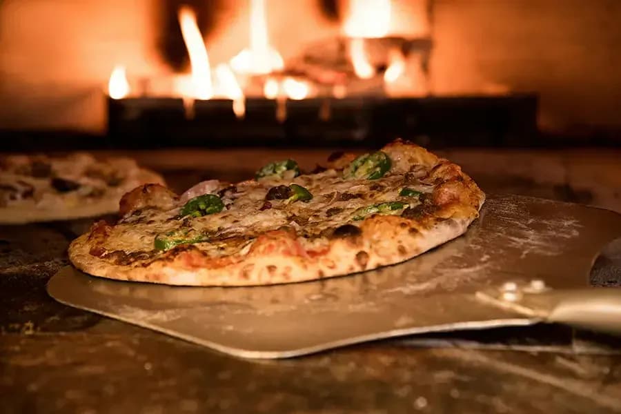 Frische Pizza vom Holzofen